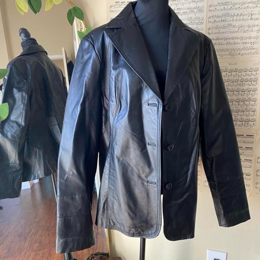 Vintage 90s leather jacket structured button down collar
Brand east 5th